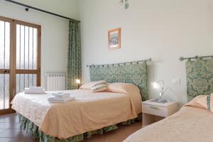 a bedroom with two beds and a window at Bandb Cindy in Navacchio