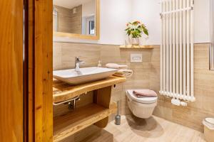 a bathroom with a sink and a toilet at Ferienwohnung Am Schleifenbach in Saalfeld +17 photos