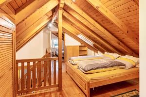 a bed in the attic of a house at Ferienwohnung Am Schleifenbach in Saalfeld