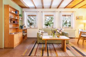 a living room with a couch and a table at Ferienwohnung Am Schleifenbach in Saalfeld