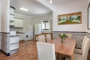 a kitchen and dining room with a wooden table and chairs at Casa El Molino in Montecorto