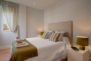 a bedroom with a large bed with towels on it at 'Salmosalar' Cangas de Onís in Cangas de Onís