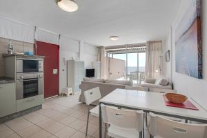 a kitchen and living room with a table and chairs at Casa Médano 18 in Granadilla de Abona