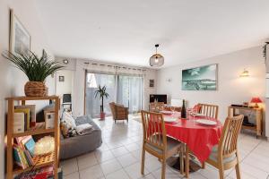 a living room with a table and a couch at Joli appartement quartier artistes in Camaret-sur-Mer