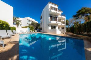 a large swimming pool in front of a building at Apartamento Bon Aire N1 in Cala Ferrera