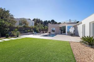 a house with a yard with a swimming pool at Blava in Begur