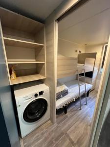 a small laundry room with a washer and dryer at Mobil Home - 3CH - 2 SDB - Clim - Wifi in Roquebrune-sur-Argens