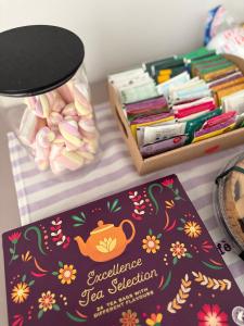 a table with a sign for a tea session and a box at Residenza San Rocco in Pedemonte