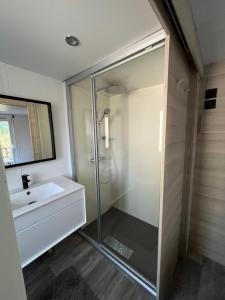 a bathroom with a shower and a sink at Mobil Home - 3CH - 2 SDB - Clim - Wifi in Roquebrune-sur-Argens +14 photos