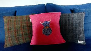 two red pillows with a picture of a hamssembly at Tigh Stobbian in Lionel
