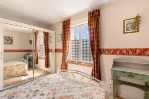 a bedroom with a bed and a window at Gîte Le Trotteur in Monteaux