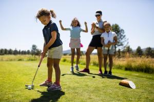 Eine Gruppe Kinder spielt Golf auf einem Feld in der Unterkunft 72 Quelah in Sunriver