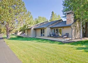 ein Haus mit einem Rasen davor in der Unterkunft 72 Quelah in Sunriver