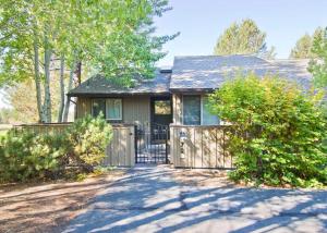 ein Haus mit Zaun und Einfahrt in der Unterkunft 72 Quelah in Sunriver + 10 Fotos