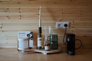 a table with a bottle of wine and a blender at Glamping Pod in de natuur Eigen badkamer in Oudehornstercompagnie