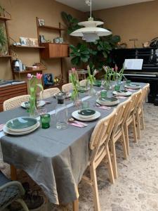 a long table with plates and vases on it at Huis De Mijmering in Heikant