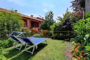 a blue bench in the yard of a house at Civic 55 in Toscolano Maderno