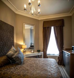 Postel nebo postele na pokoji v ubytování York House Hotel