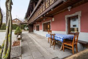 a table and chairs on the porch of a house at Knödelhof in Putzbrunn