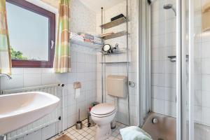 a small bathroom with a toilet and a sink at Haus Dreeßen in Buchholz +18 photos