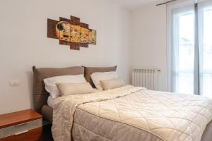 a bedroom with a bed with a comforter and pillows at Beb Pulcino Nero Foiano in Foiano della Chiana