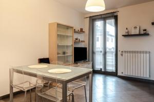 a dining room with a glass table and chairs at Beb Pulcino Nero Foiano in Foiano della Chiana