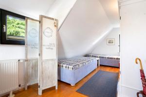 a room with two beds and a window at Ferienwohnung Spallholtz in Stralsund