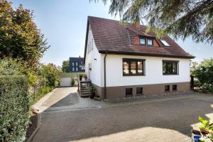 an exterior view of a house with a driveway at Ferienwohnung Spallholtz in Stralsund