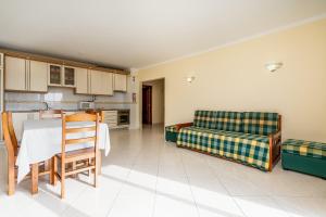 a living room with a table and a couch at Villa Marachique 205 in Alvor