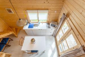 an overhead view of a kitchen in a tiny house at Chalet 5 personnes, proche canal in Landeleau +16 photos