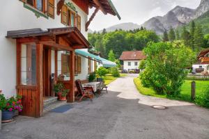 a patio of a house with a table and chairs at Ferienwohnung Alpspitze in Grainau