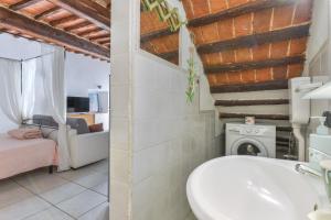 a bathroom with a sink and a washing machine at Nido d'amore in Portoferraio +18 photos