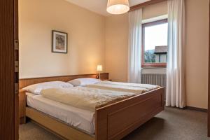 a bedroom with a bed and a window at Ferienwohnung 1 Vikoler in Vols am Schlern