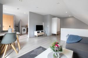 a living room with a couch a table and a tv at Ferienwohnung Huus 39 in Ostenfeld
