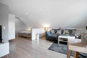 a living room with a couch and a bed at Ferienwohnung Huus 39 in Ostenfeld
