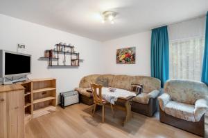 a living room with a couch and a table at Bungalow 15 - Finnhütte in Niesky