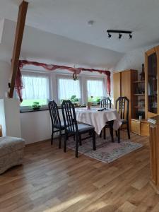eine Küche und ein Esszimmer mit Tisch und Stühlen in der Unterkunft Bei Oparius in Ganderkesee