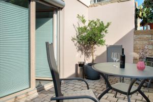 a patio with a table and chairs on a patio at Casa Ruf in Orsingen-Nenzingen