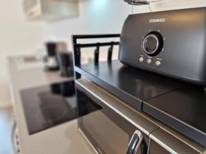a toaster oven sitting on top of a counter at Wohnung Barbarossa in Rommelhausen