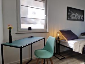 a bedroom with a desk and a chair and a bed at Wohnung Barbarossa in Rommelhausen