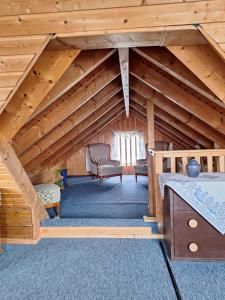 ein Zimmer in einem Holzhaus mit Dachboden in der Unterkunft Bei Oparius in Ganderkesee