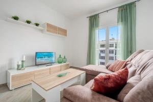 a living room with a couch and a tv at Cambrils Turistic 3b in Cambrils