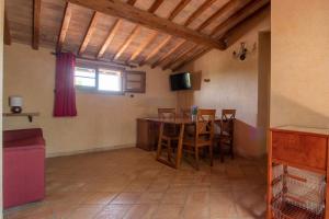 a living room with a table and chairs and a window at Appartamento Capraia in Riotorto