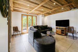 a living room with a couch and a tv at Lamartine in Valloire