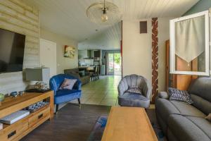a living room with a couch and a table at Maison agréable et tranquille in Gujan-Mestras