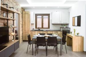a kitchen with a dining room table and chairs at Domus del Gotha in Mazzarino