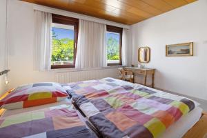 a bedroom with a large bed and a window at Die Kleine Ferienvilla in Wesselburen