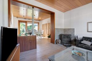 a living room with a couch and a fireplace at Die Kleine Ferienvilla in Wesselburen