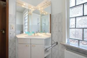 a bathroom with a sink and a mirror at Die Kleine Ferienvilla in Wesselburen +19 photos