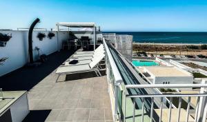 a balcony with a view of the ocean at Atico Bremadito in Torrox Costa